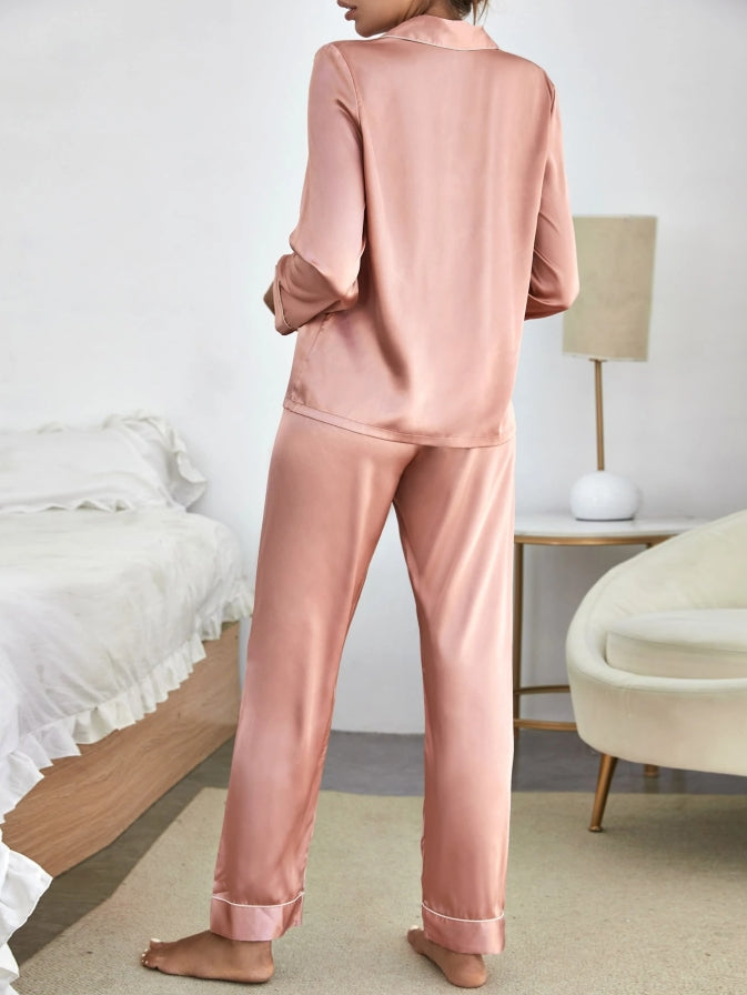 Pigiama Raso Primavera – Eleganza e Comfort per Ogni Notte