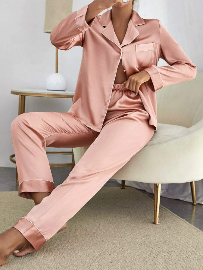 Pigiama Raso Primavera – Eleganza e Comfort per Ogni Notte